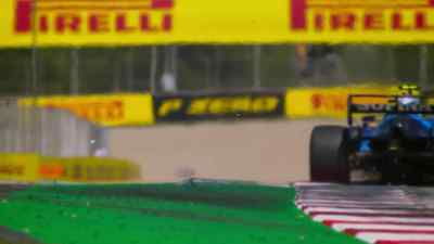 -My left side mirror is cracked.
-Okay. Keep the pace. - Formula 1: Drive to Survive