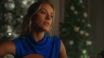 ♪ My love is a gift
that I'm giving to you ♪ - Christmas in the Spotlight