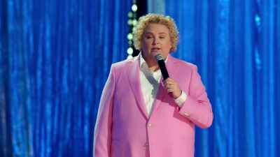 My mom insists on driving me everywhere, - Fortune Feimster: Crushing It