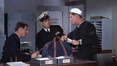 My name's mcvey.
I'm due to fly
to Washington. - The Crowded Sky