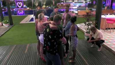 ♪ MY WORLD
>> OKAY? - Love Island
