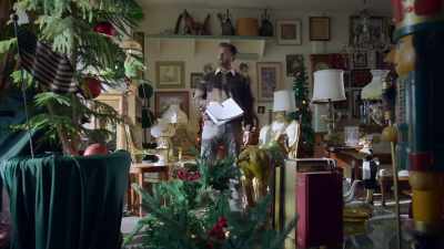 (mysterious music)
(bell ringing) - It’s Beginning to Look a Lot Like Murder