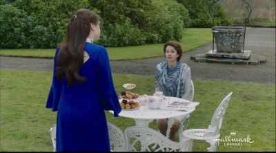 Nada de malas grandes, nada de sapatos com
A Rainha odeia-os. - Royally Ever After