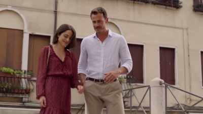 Nah, it's just a normal
conversation, nothing more. - A Very Venice Romance