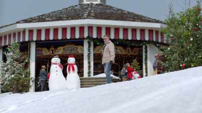 (nana): In just a few days,
this whole park - Toying with the Holidays