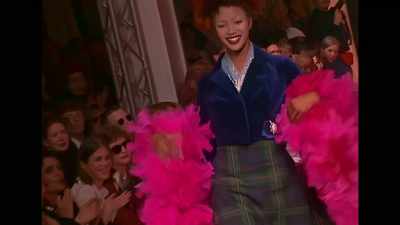 [Naomi] Afterwards, designers asked me
if I would fall for them. - The Super Models