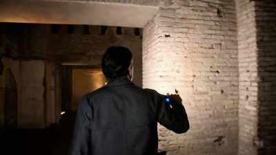 NARRATOR: A few feet into the
complex he spots a first clue, - Lost Treasures of Rome