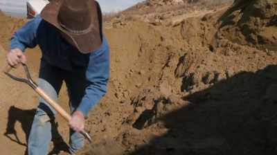 Narrator:
AFTER SINKING SO MUCH MONEY
INTO THE THEROPOD DIG, - Dino Hunters