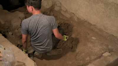 NARRATOR: All the evidence the
team has found suggests - Lost Treasures of Rome