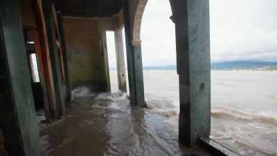 [narrator] But inside,
this beautiful mirage
soon turns ugly. - Mysteries of the Abandoned