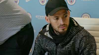 [narrator] But lately, Silva has been
dealing with a difficult issue: - All or Nothing: Manchester City