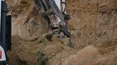 Narrator: BUT THE EXCAVATOR
RENTAL IS EXPENSIVE. - Dino Hunters