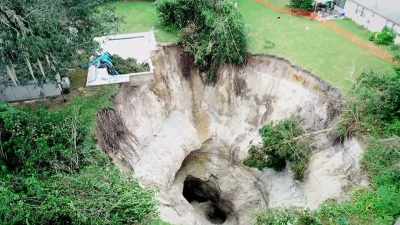 [narrator]  But what had caus
 this huge sinkhole to open u - Engineering Catastrophes