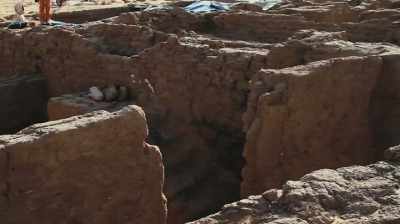 Narrator: Constructed mostly
out of fragile mud brick, - Lost Kingdom of the Black Pharaohs
