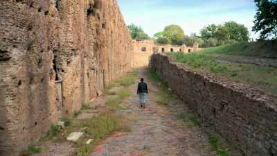 NARRATOR: Darius continues
his investigation on foot. - Lost Treasures of Rome