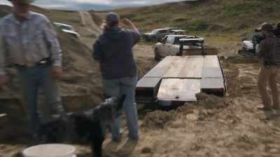 Narrator: GETTING THE DINOSAUR
ONTO THE TRAILER - Dino Hunters