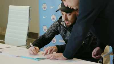 [narrator] He recently signed
a contract extension - All or Nothing: Manchester City