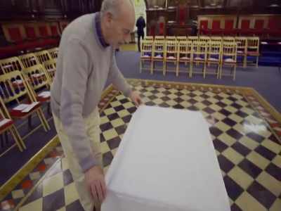 [narrator] How smoothly the ceremony goes
will depend largely on Peter. - Inside the Freemasons