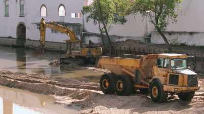 Narrator: IN 2008,
CONSTRUCTION WORKERS - Lost Relics of the Knights Templar
