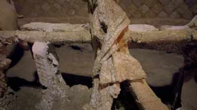 NARRATOR: Incredibly, the plaster cast
here reveals a rope lashing. - Lost Treasures of Rome