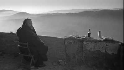 NARRATOR: Intense visuals,
a man above the law, isolation. - The Eyes of Orson Welles