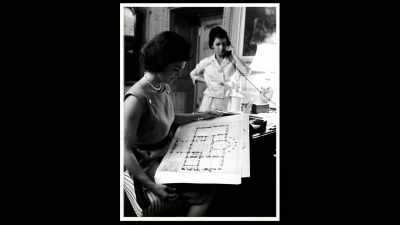 [narrator]
Jackie has grand plans - First Ladies