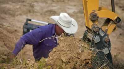 Narrator: JAKE IS SCANNING
THE FRESHLY TURNED SOIL - Dino Hunters