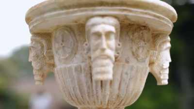 Narrator: JONTY IS CONVINCED
THAT THE LIBATION VESSEL - Lost Relics of the Knights Templar