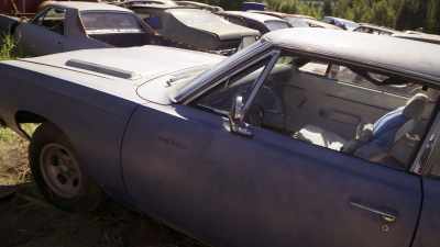[narrator] Mike bought
this motor from his friend,
Tom, but there was a catch. - Rust Valley Restorers