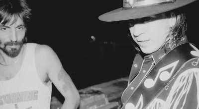 [narrator] Now that he had
licked his addiction, - Jimmie & Stevie Ray Vaughan: Brothers in Blues