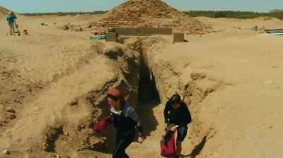 Narrator:
Only when he's happy that it's
safe to go on will pearce paul - Lost Kingdom of the Black Pharaohs