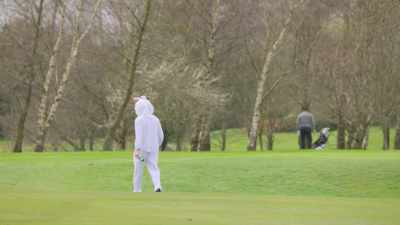 [narrator] Rabbits on a golf course
are hardly an unusual sight. - All or Nothing: Manchester City