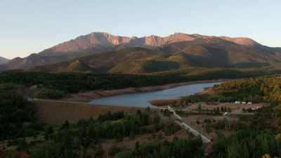 NARRATOR: Rising
over 14,000 feet, - Pike's Peak: On The Edge