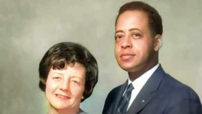[narrator]
Six decades after risking
their reputations and careers, - Alien Abduction: Betty and Barney Hill