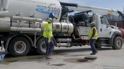 [narrator] Sometimes
even sewer workers - Sewer Divers