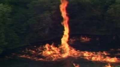 Narrator: SWIRLING WINDS TRANSFORM
THE BLAZE INTO FEROCIOUS FIRE - Strange Evidence