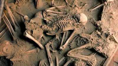 NARRATOR: Temperatures of
nearly 500 degrees Celsius, - Lost Treasures of Rome