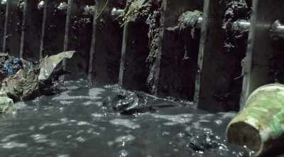[narrator] The debris
is impeding the flow - Sewer Divers