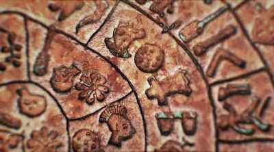 [narrator] The disc definitely
puts Pernier's Phaistos site - Strangest Things