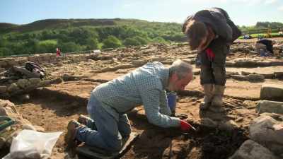- NARRATOR: The finds keep on coming.
- MARTA: Oh, there you go. - Lost Treasures of Rome