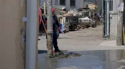 [narrator] The full force
of the hose - Sewer Divers