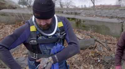 [narrator]  The machine pumps
hot water through a hose - Sewer Divers