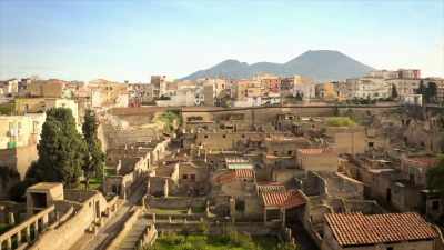 NARRATOR: The north-westerly wind
saved Herculaneum from - Lost Treasures of Rome