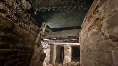 NARRATOR: The photos reveal that,
from the underside, - Lost Treasures of Rome