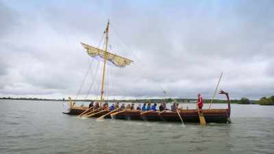 NARRATOR: The strong winds
bring the boat to a standstill. - Lost Treasures of Rome