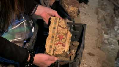 NARRATOR: The team continues
to pull up precious fragments - Lost Treasures of Rome