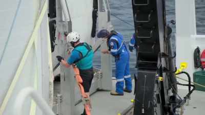  Narrator: The team
 is preparing the sub
 for the next dive. - Back to the Titanic