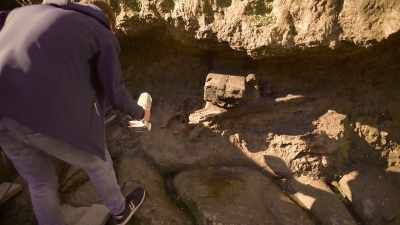 NARRATOR: The team use
a hand-held 3D scanner to - Lost Treasures of Rome