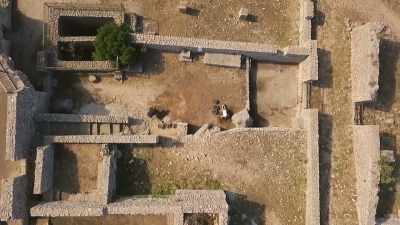 NARRATOR: The temple that
once stood here is now in ruins, - Lost Treasures of Rome