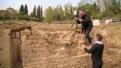 NARRATOR: Their scans help
to recreate the structure in its prime. - Lost Treasures of Rome